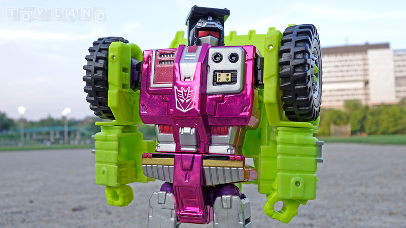 Illustration for article titled The Colossal New Transformers Devastator Is Better than the Original